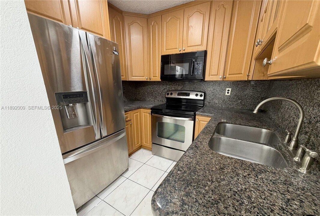 2565 W 56th St in Hialeah, FL - Foto de edificio