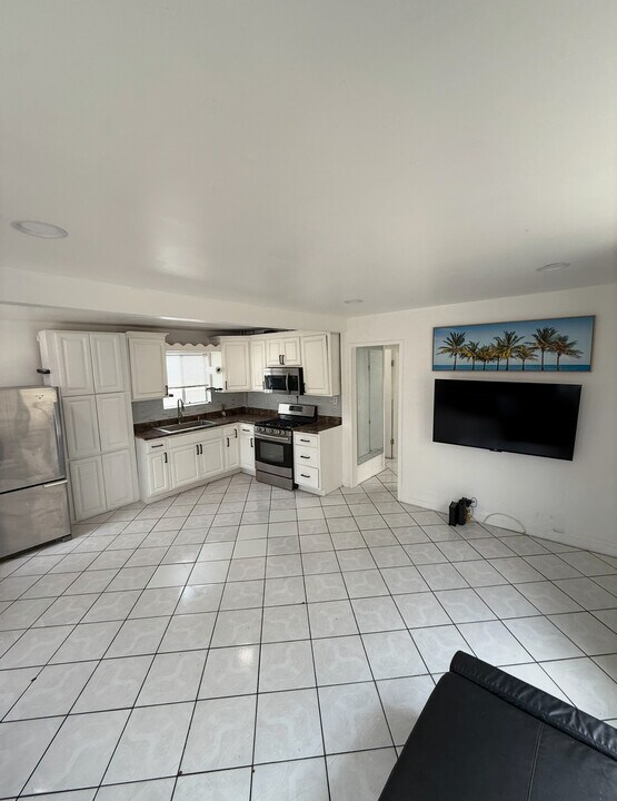 22418 Elaine Ave in Hawaiian Gardens, CA - Building Photo