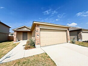 5017 Pitch in San Antonio, TX - Building Photo - Building Photo