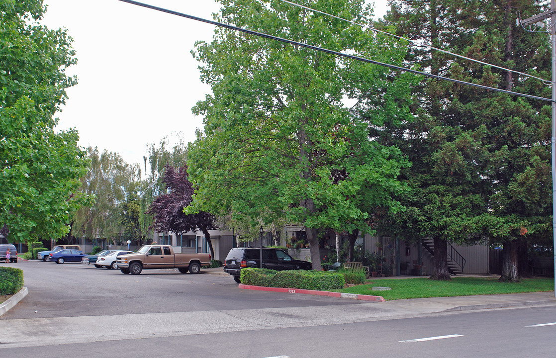 Gardenside Apartments in Sacramento, CA - Building Photo