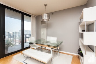 210 S Desplaines St, Unit 1011 in Chicago, IL - Building Photo - Building Photo