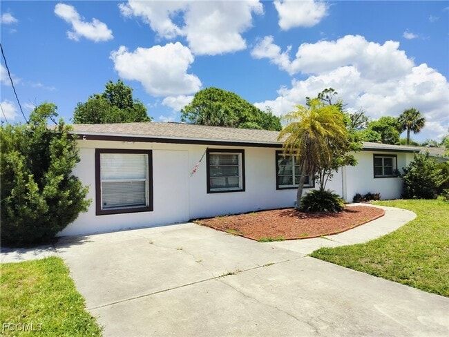 77 Cardinal Dr in North Fort Myers, FL - Foto de edificio - Building Photo
