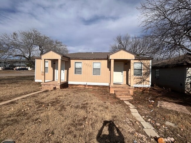 property at 1315 SW E Ave