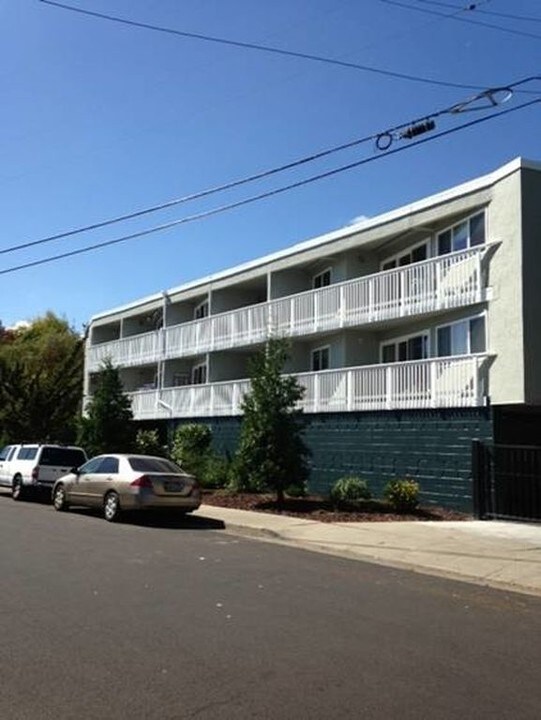 467 Clinton St in Redwood City, CA - Building Photo