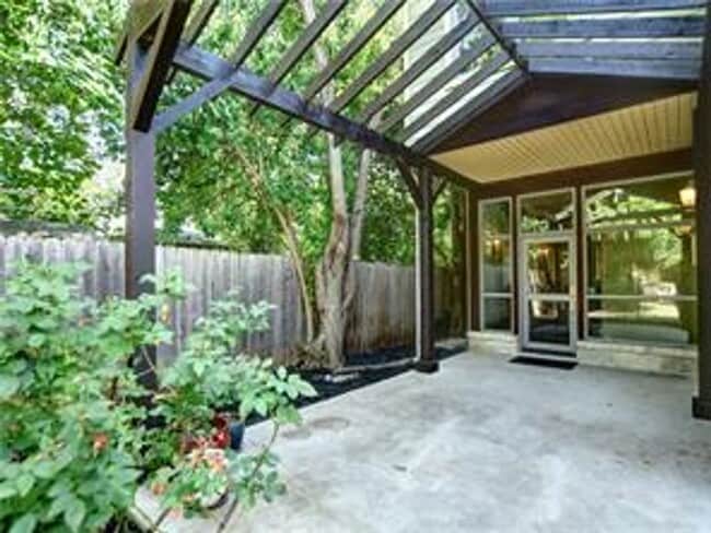 property at 804 E 47th St