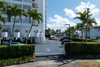 Majorca Towers in North Miami, FL - Foto de edificio - Building Photo