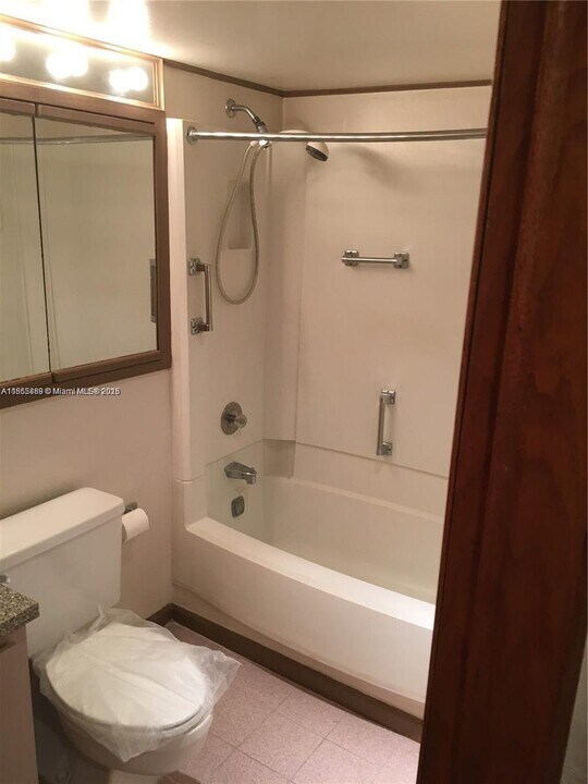 14221 N Kendall Dr in Miami, FL - Building Photo