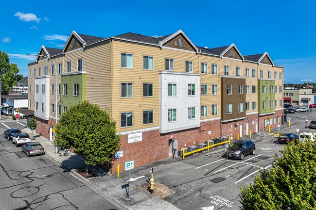 Divine Suites at Downtown Renton in Renton, WA - Foto de edificio - Building Photo