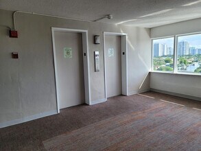 401 Golden Isles Dr in Hallandale Beach, FL - Building Photo - Building Photo