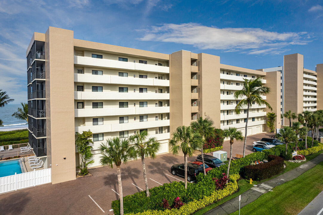 Bayshores of Vanderbilt Beach in Naples, FL - Foto de edificio