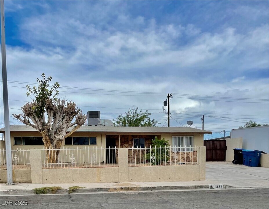 1338 N Smoke Tree Ave in Las Vegas, NV - Building Photo