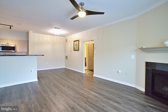 13359 Connor Dr in Centreville, VA - Foto de edificio - Building Photo