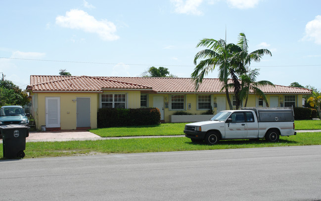 401-407 NE 139th St in Miami, FL - Foto de edificio - Building Photo