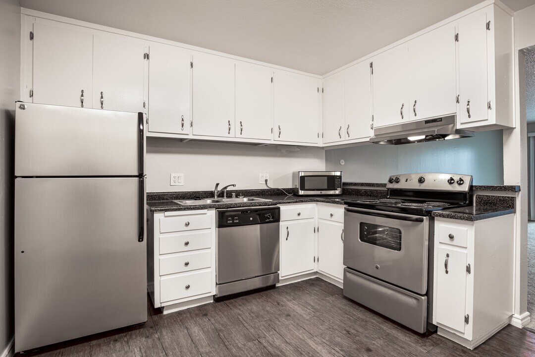 Bancroft Towers Apartments in San Leandro, CA - Foto de edificio