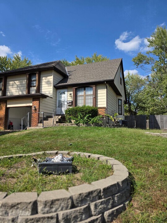 9100 W 102nd St in Overland Park, KS - Foto de edificio