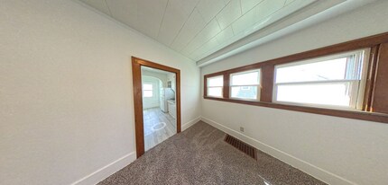 1924 Olive St in Cedar Falls, IA - Building Photo - Building Photo
