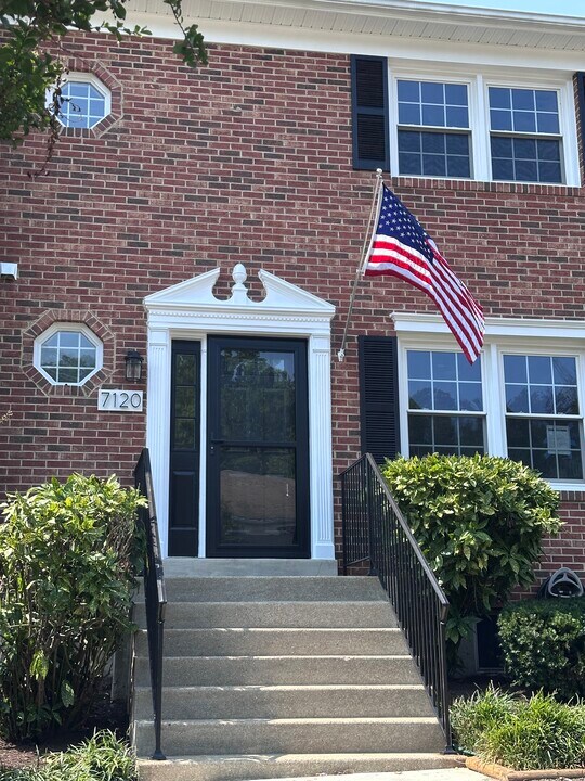 7120 Lake Cove Dr in Alexandria, VA - Building Photo