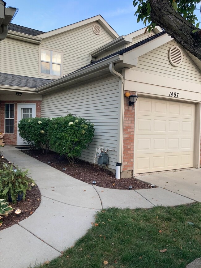 1497 Golfview Dr in Glendale Heights, IL - Foto de edificio - Building Photo
