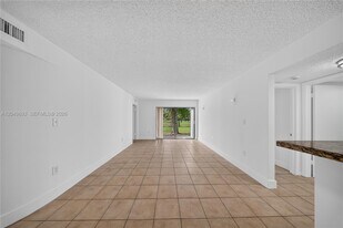 7195 NW 179th St, Unit 109 in Hialeah, FL - Building Photo