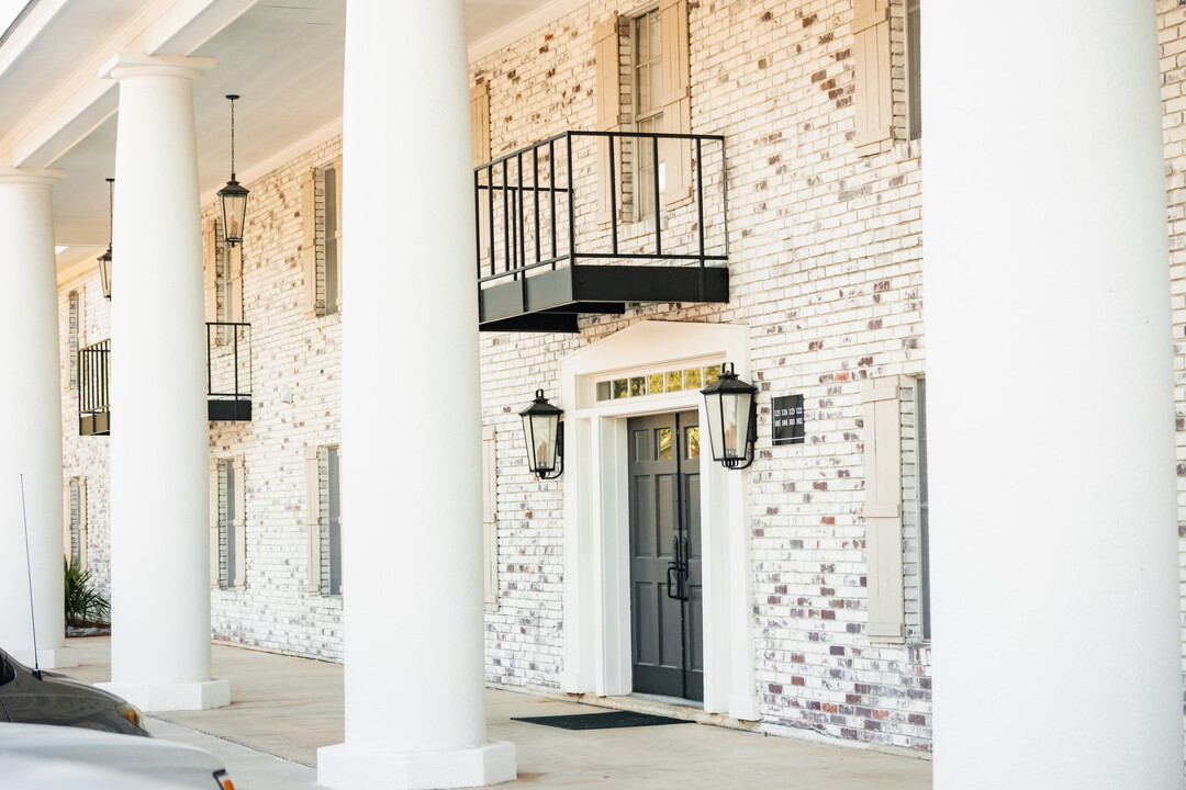 White Columns in West Monroe, LA - Foto de edificio