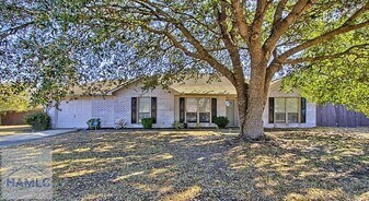 404 Clairemore Ct in Hinesville, GA - Building Photo