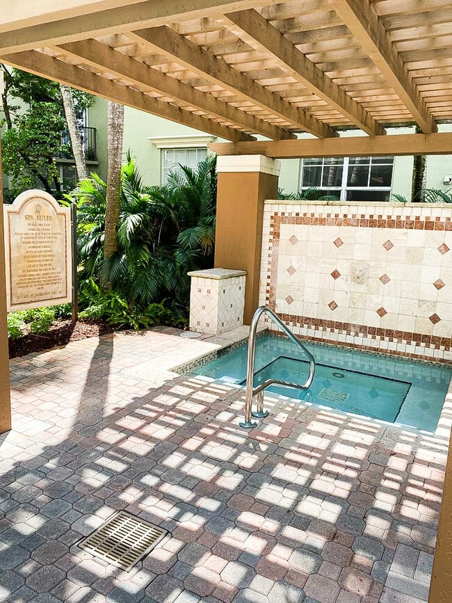 1919 Van Buren St, Unit 601A in Hollywood, FL - Building Photo - Building Photo