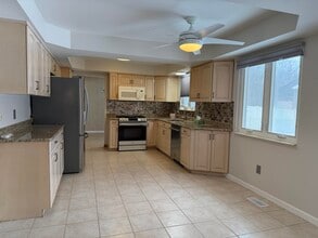 3550 Kings Point Dr in Troy, MI - Building Photo - Building Photo