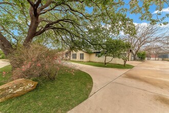 26 Bounty Rd E in Benbrook, TX - Foto de edificio - Building Photo