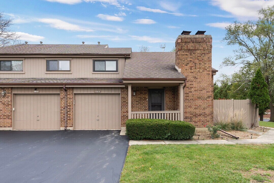 136 Mohawk Trail in Lake Zurich, IL - Building Photo