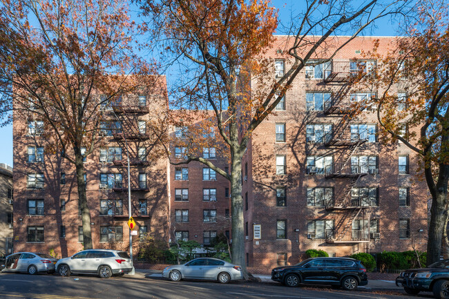 2244 Bronx Park E in Bronx, NY - Foto de edificio - Building Photo