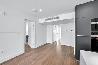 204 Sunrise Dr in Key Biscayne, FL - Building Photo - Building Photo