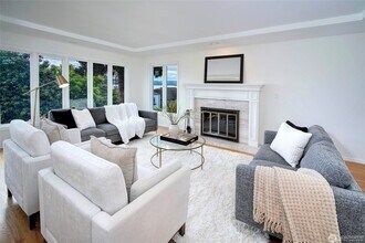 4539 E Laurel Dr NE in Seattle, WA - Building Photo - Building Photo