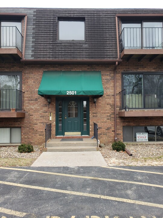 2501 26th Avenue Ct, Unit B in Rock Island, IL - Building Photo