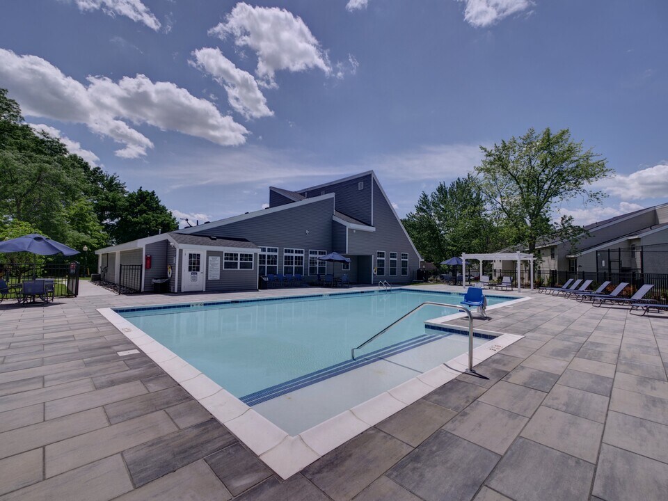 Colonie East Apartments in Latham, NY - Foto de edificio