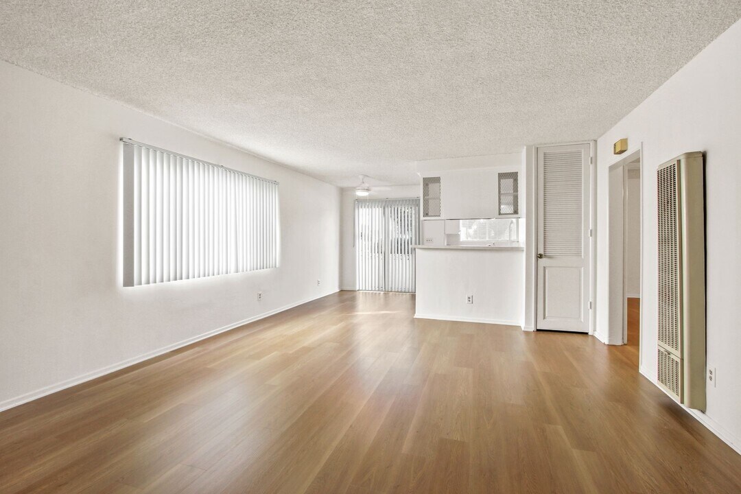 1723 S Barrington Ave in Los Angeles, CA - Building Photo