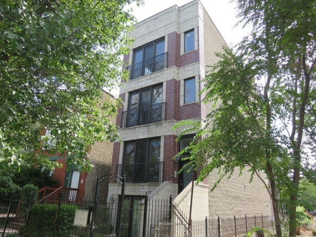 2819 W Congress Pkwy in Chicago, IL - Building Photo