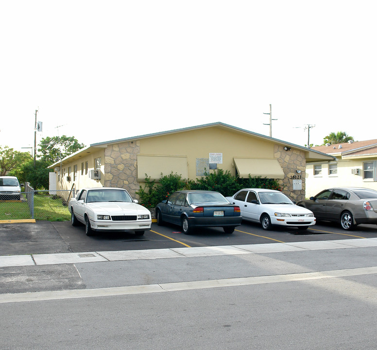 16121 NE 18 Pl in Miami, FL - Building Photo