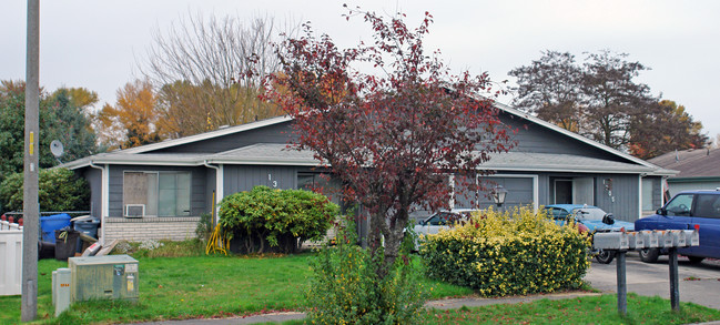 1305-1307 12th Ave NW in Puyallup, WA - Foto de edificio - Building Photo