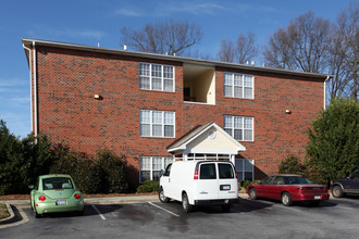 Collegiate Commons in Greensboro, NC - Building Photo - Building Photo