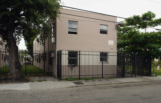 200-210 NW 17th St in Miami, FL - Foto de edificio - Building Photo