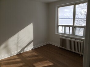 108 Kempenfelt Dr in Barrie, ON - Building Photo - Building Photo