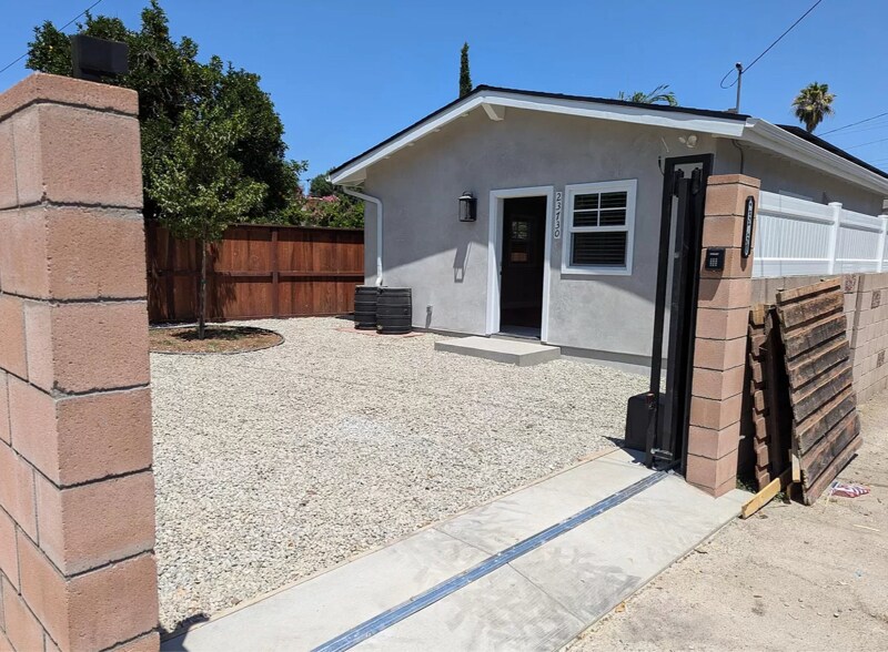 23730 Hartland St in Los Angeles, CA - Building Photo
