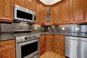 2042 N Clark St, Unit 3S in Chicago, IL - Building Photo - Building Photo