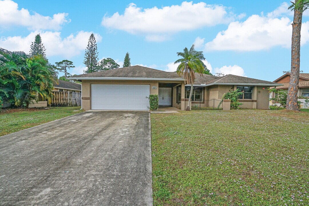 527 Indigo Ave in Wellington, FL - Building Photo