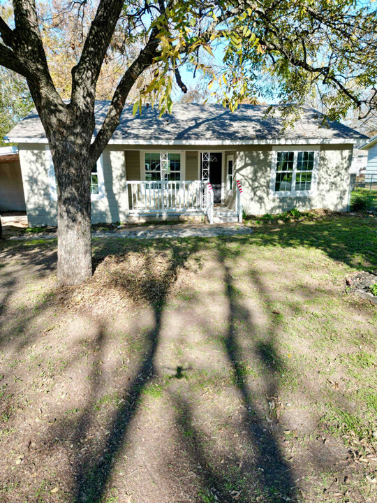 2334 W Denman St in Stephenville, TX - Building Photo