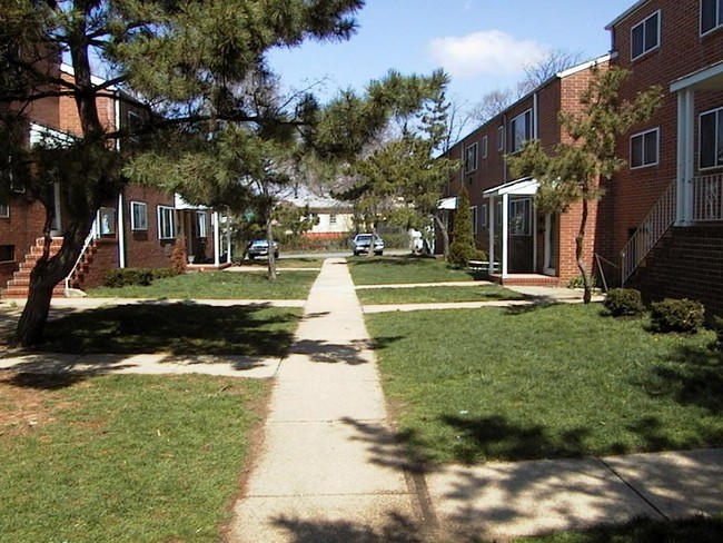 Creek Point Apartments in Keansburg, NJ - Building Photo - Building Photo