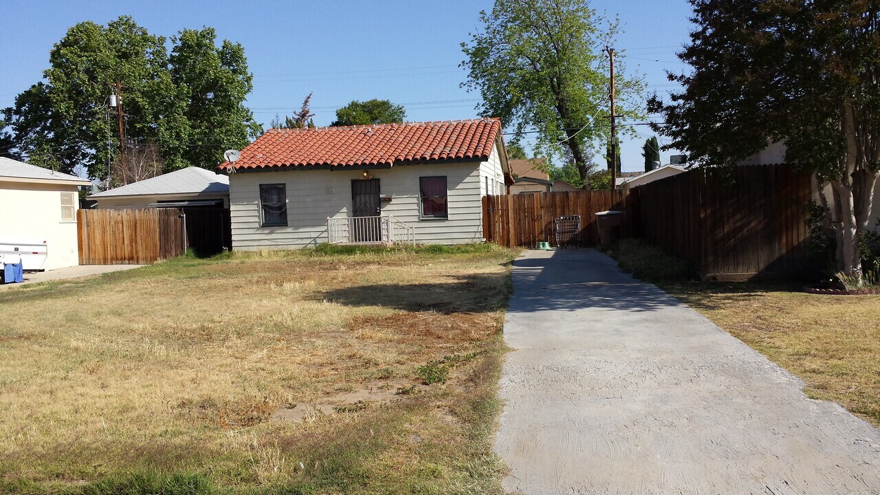 326 Arvin St in Bakersfield, CA - Building Photo
