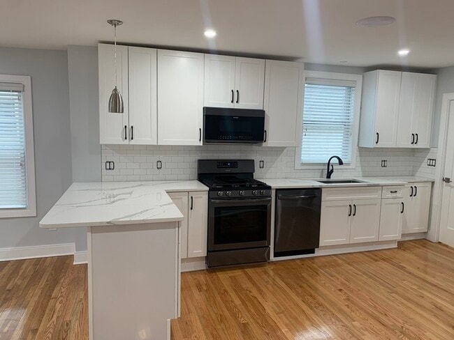 115 Shore Dr in Somerville, MA - Building Photo - Building Photo