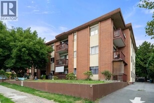 325 Ash St in New Westminster, BC - Building Photo
