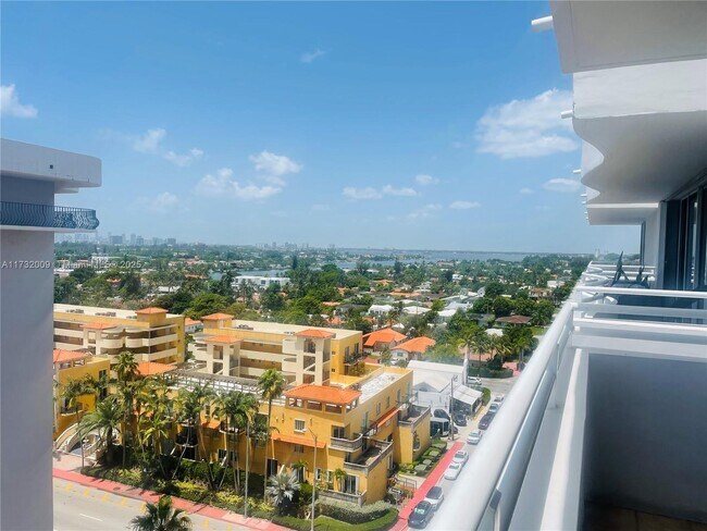 8911 Collins Ave, Unit 1103 in Surfside, FL - Foto de edificio - Building Photo